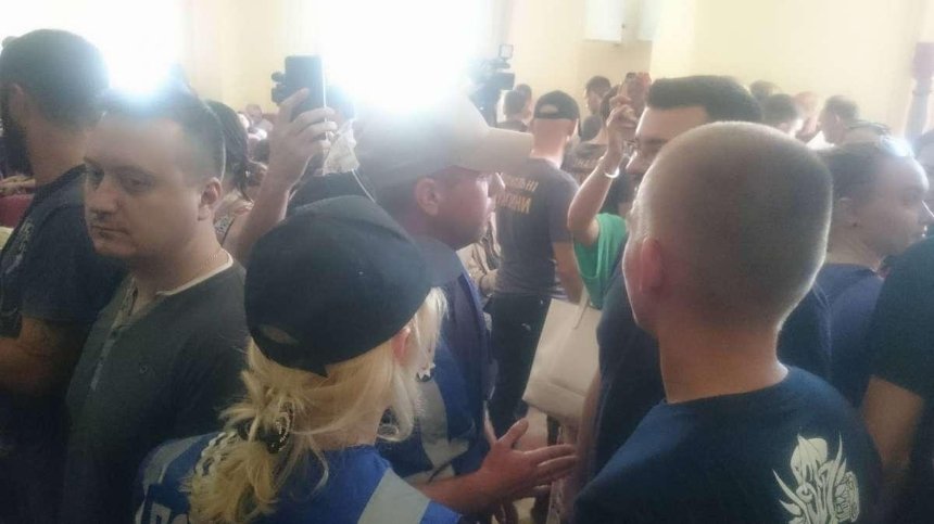 У Київраді активісти побилися з поліцією через Поштову площу (фото, відео)