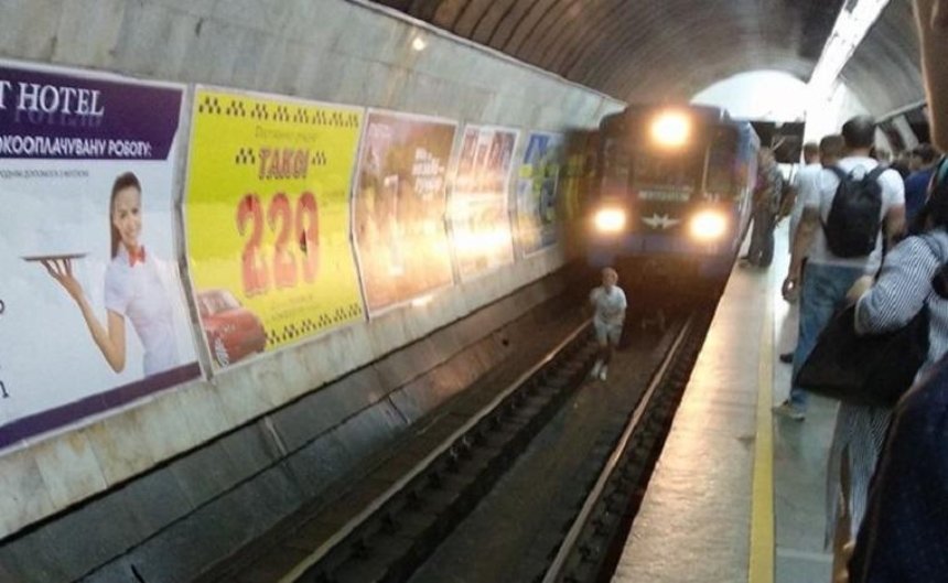 В столичном метро юные «экстремалы» прыгали под поезд (фото)