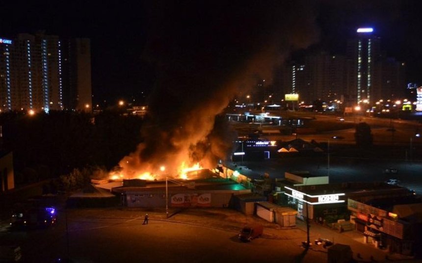 Ночью на Осокорках сгорели десятки МАФов (фото, видео)