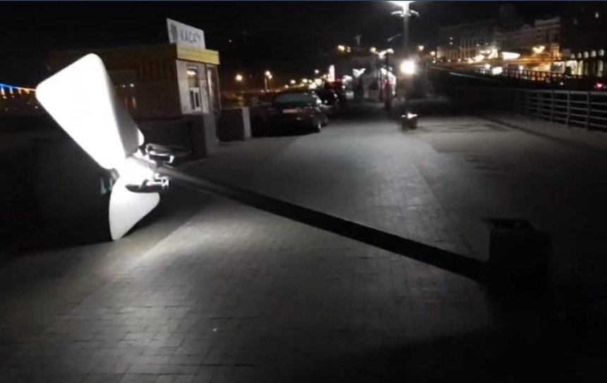 У речного порта автомобиль сбил столб (видео)