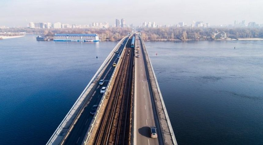 Не обрушится: чиновник прокомментировал состояние моста Метро