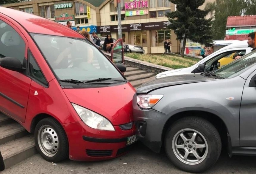 Под Киевом машина без водителя врезалась в другой автомобиль (фото)
