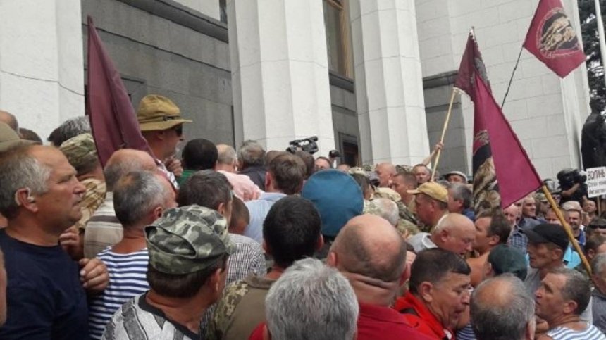 Под Верховной радой произошли столкновения между протестующими и полицией (фото, видео) (обновлено)