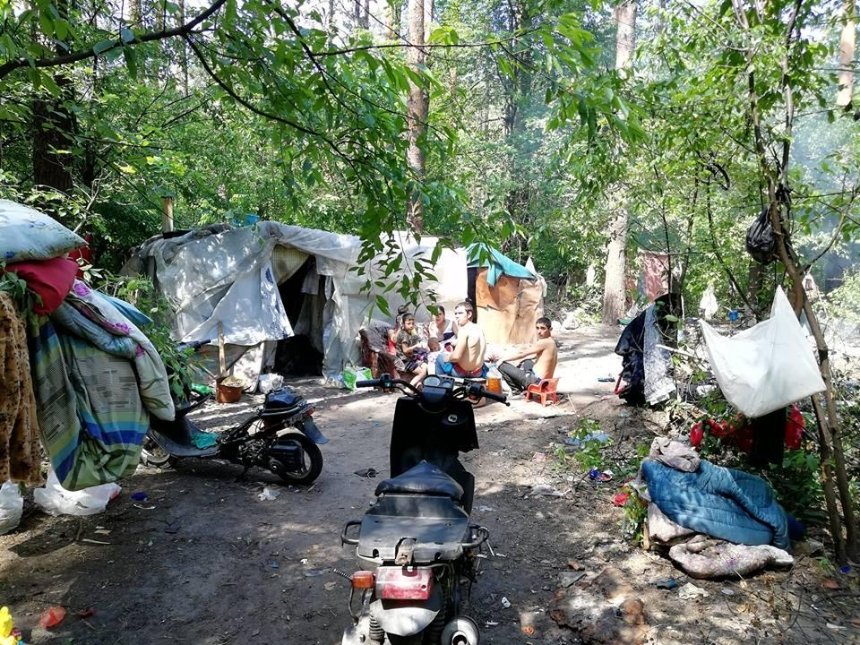 Роми розбили табір в Голосіївському парку (фото)