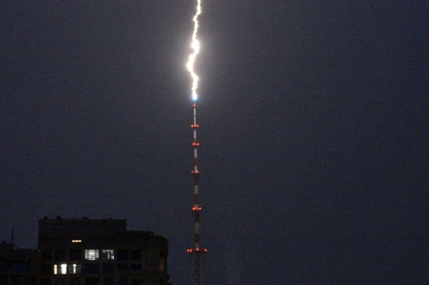 Фотограф снял, как молния попадает в киевскую телевышку (фото, видео)