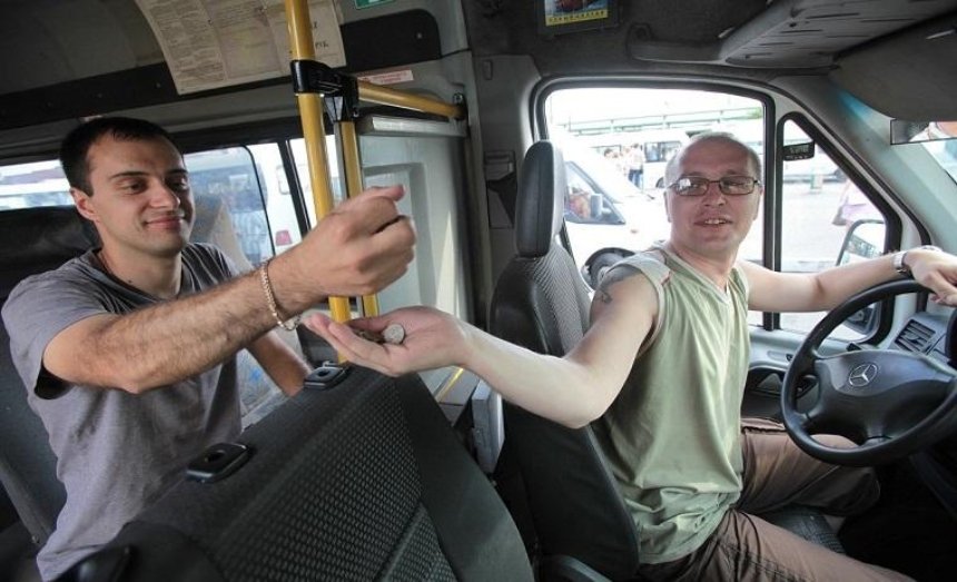 Українець показав, як передавати за проїзд, щоб не дратувати пасажирів (фото)