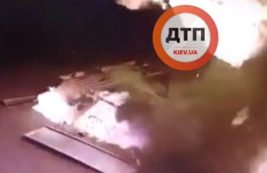 Під Києвом через розсіяного водія вибухнула заправка (відео)