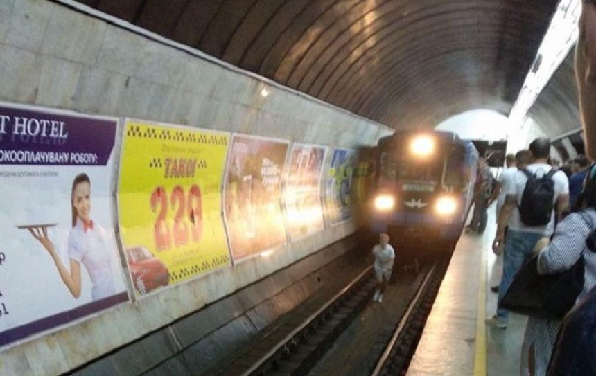 Полиция разыскивает подростков, которые прыгнули под поезд метро (видео)