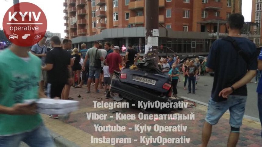 Зніс зупинку та врізався у стовп: на Київщині трапилося серйозне ДТП з постраждалими (фото, відео)