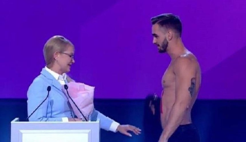 Полуголый мужчина на сцене вручил Тимошенко цветы (фото, видео)