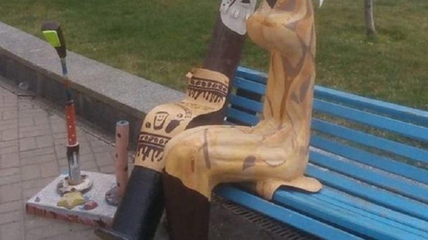 На Майдане оторвали голову у необычной скульптуры (фото)