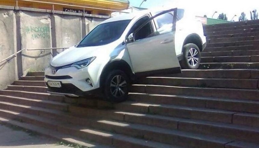 В Святошинском районе автомобиль застрял на лестнице (фото)