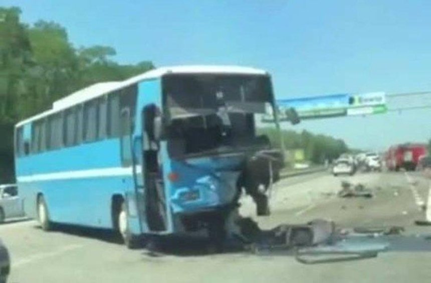 Під Києвом позашляховик врізався в автобус, є загиблі (фото, відео)
