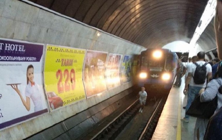 Появилось видео прыгающих под поезд метро подростков (видео)