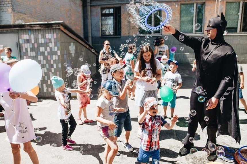 Пузыри и Бетмен: пациентов «Охматдета» креативно поздравили с Днем защиты детей (фото)