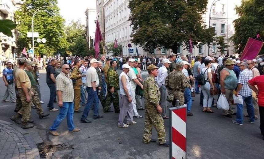 В центре Киева митингующие перекрыли улицу (фото)