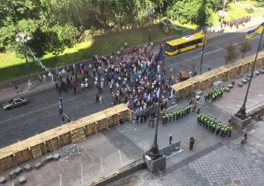 Протестующие перекрыли улицу в центре Киева (видео)