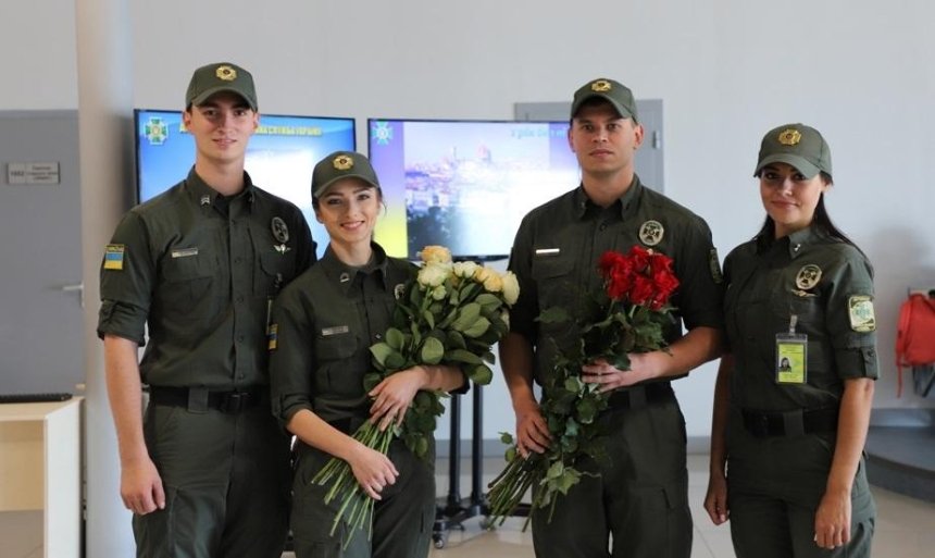 В киевском аэропорту пассажирам дарят розы (фото, видео) 