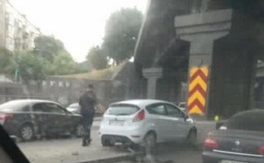 На проспекті Перемоги авто протаранило Берестейський міст (відео)