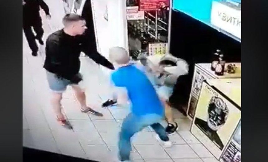 Поліція затримала двох нападників, що побили людину в супермаркеті