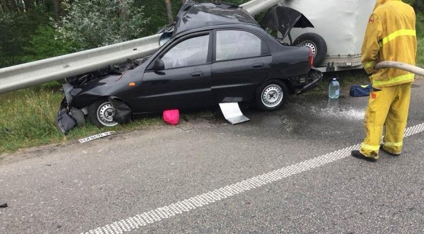 На Киевщине машину нанизало на отбойник (фото) 
