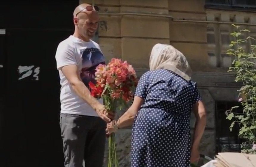 Американец дарил цветы киевским бабушкам на улице (видео)