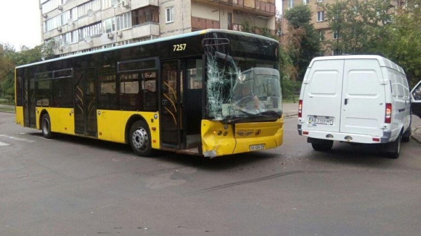 В Днепровском районе столкнулись автобус и фургон (фото)