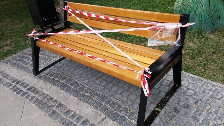 «Сдирали рубанком»: с лавочек на Львовской площади сняли желтую краску