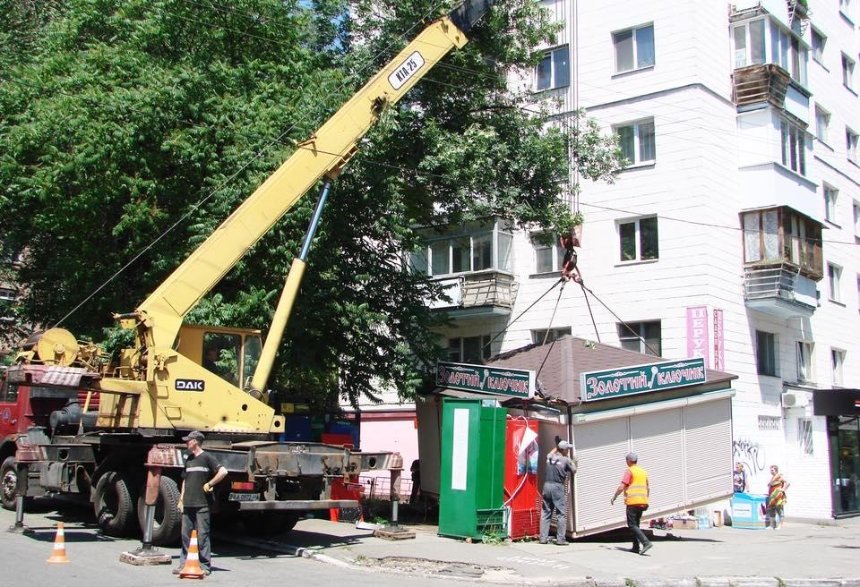 В Киеве демонтировали МАФ, в котором торговали алкоголем (фото)