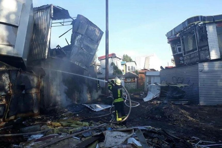 В Соломенском районе сгорели неработающие МАФы (фото)
