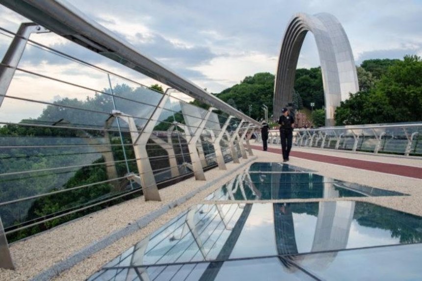 На мосту Кличко начали устанавливать антивандальное стекло