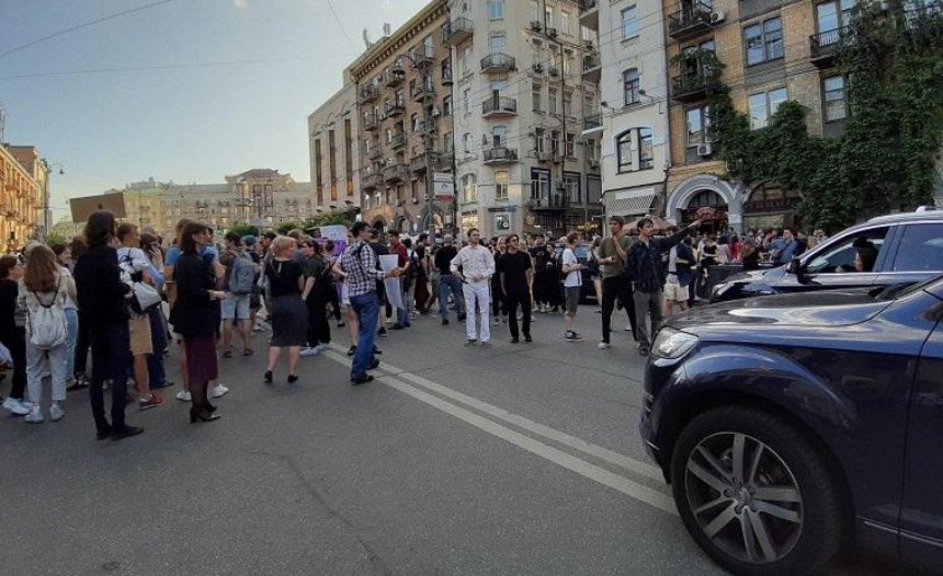 Митингующие возле кинотеатра «Киев» перекрыли дорогу (фото, видео)