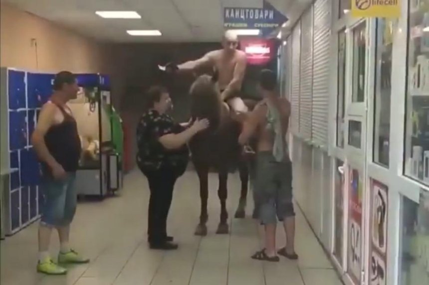 На Виноградаре мужчина в трусах заехал в супермаркет на коне