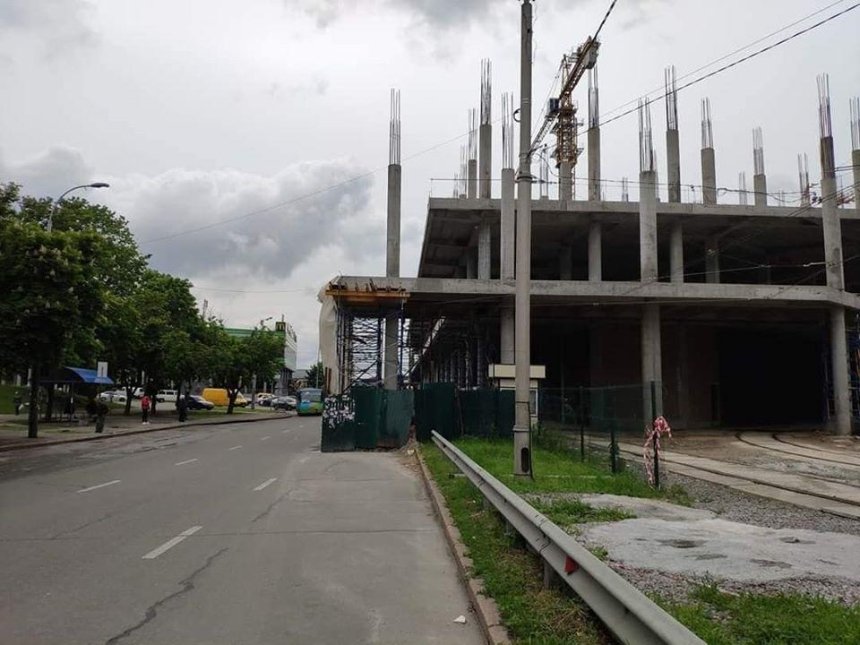 «Тупо шок»: в Святошинском районе ТРЦ строят прямо на проезжей части