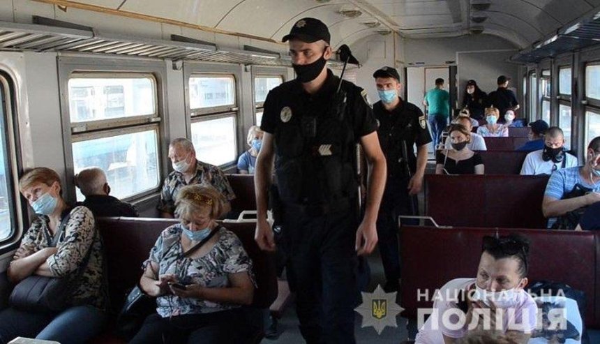 Полиция усилила контроль за карантином в киевских электричках и на вокзалах