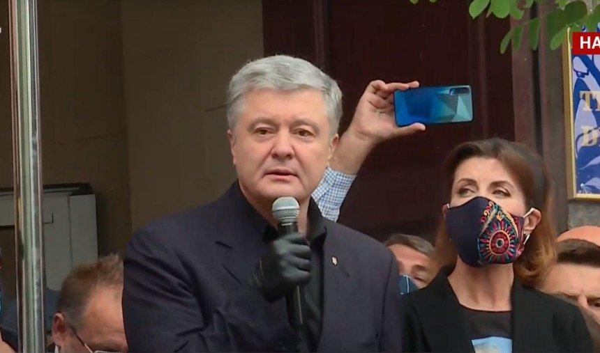В Печерском суде избирают меру пресечения Порошенко: под зданием собрались несколько тысяч человек