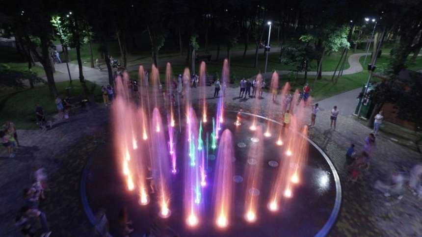 Как выглядит новый светомузыкальный фонтан в Сырецком парке