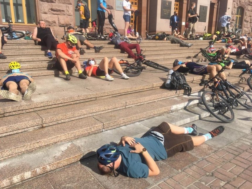 Под КГГА прошел лежачий протест велосипедистов: чего требовали