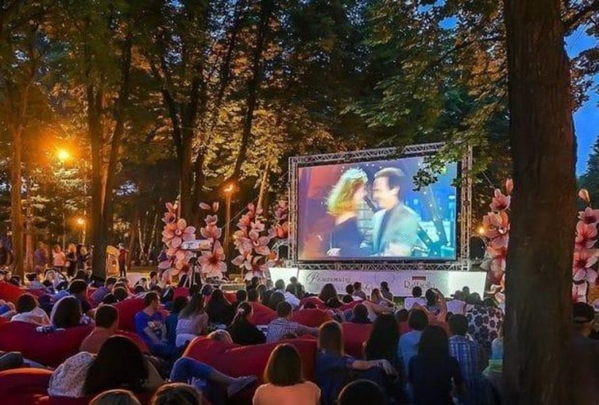 В одном из киевских парков заработал кинотеатр под открытым небом