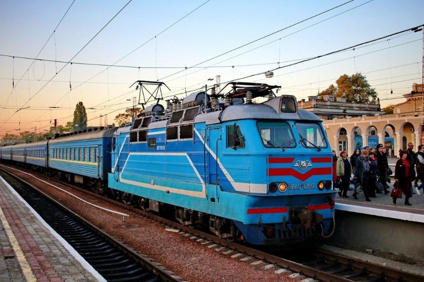 «Укрзализныця» назначила на Троицу дополнительные поезда
