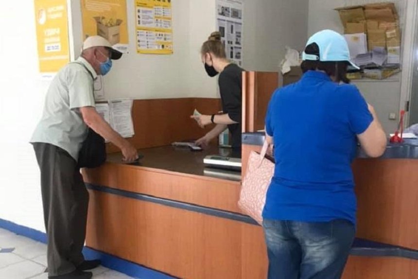 На Русановке пожилой мужчина вернул крупную сумму кассиру «Укрпошты»