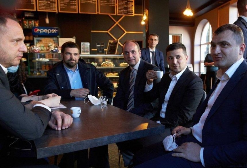 Суд оштрафовал всех членов делегации президента за посещение кафе в Хмельницком