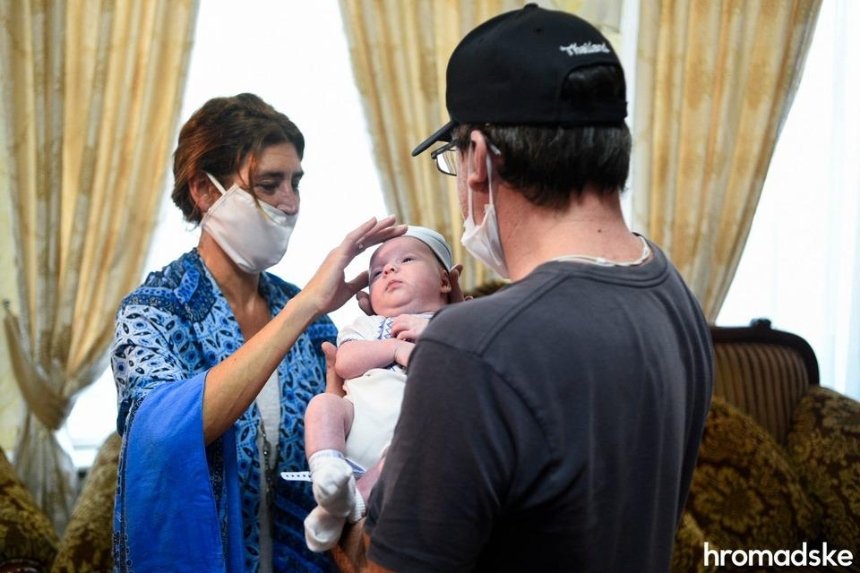 В киевском отеле пары из Аргентины и Испании получили своих детей от суррогатных матерей