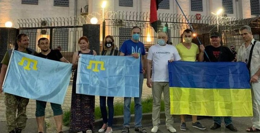 Крымские татары и украинцы провели акцию под посольством России