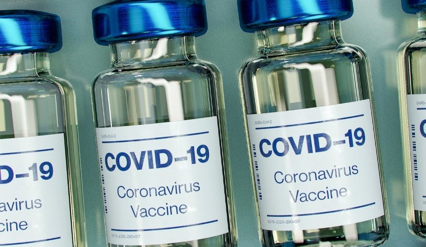 В Украине разрешили использовать вакцину AstraZeneca для экстренного применения
