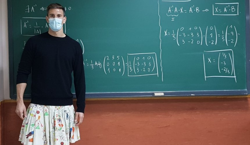 Мужчины учителя в Испании пришли на занятия в юбках: зачем они это сделали