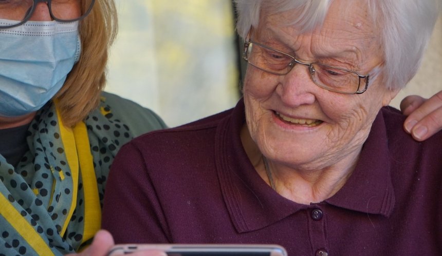 Пожилых людей бесплатно научат пользоваться онлайн-сервисами