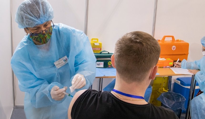 Как быстро вакцинироваться в МВЦ и не стоять в очереди: в КГГА дали советы киевлянам