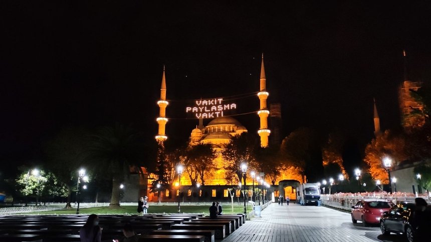 Вечер выходного дня на площади Султанахмет