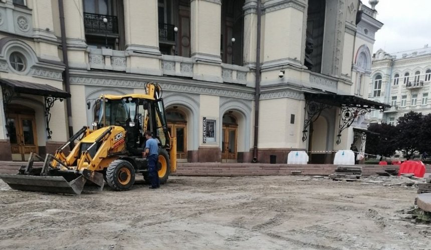В Киеве ко Дню Независимости намерены отремонтировать Театральную площадь